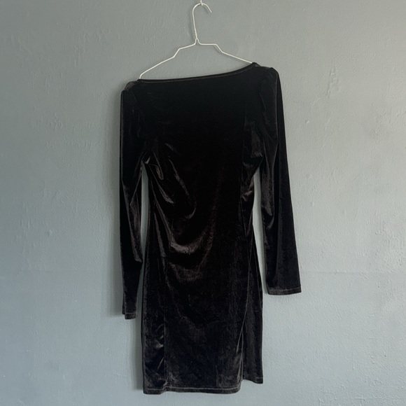 VELVET BLACK BODYCON MINI DRESS UNKNOWN BRAND MEDIUM - Picture 2 of 3